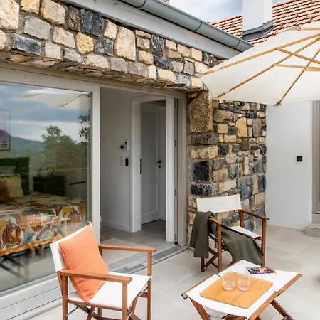 Kövirigó Családi Birtok Villa *