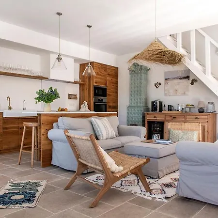 Kövirigó Családi Birtok Villa *